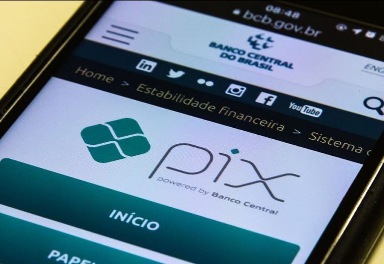 Economia - Dinheiro - Bancos - Pix - Pix é o pagamento instantâneo brasileiro. O meio de pagamento criado pelo Banco Central (BC) em que os recursos são transferidos entre contas em poucos segundos, a qualquer hora ou dia