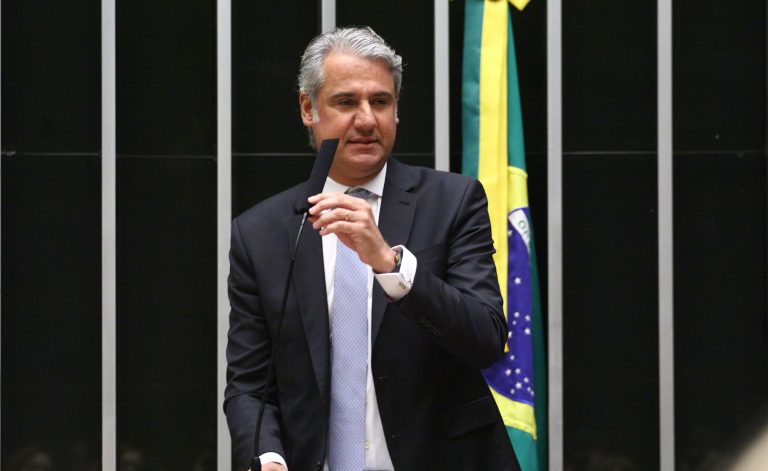 Deputado Fernando Monteiro fala ao microfone