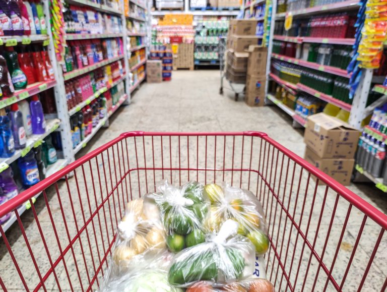 Alimentos - Cesta Básica - economia - carrinho de supermercado com alimentos