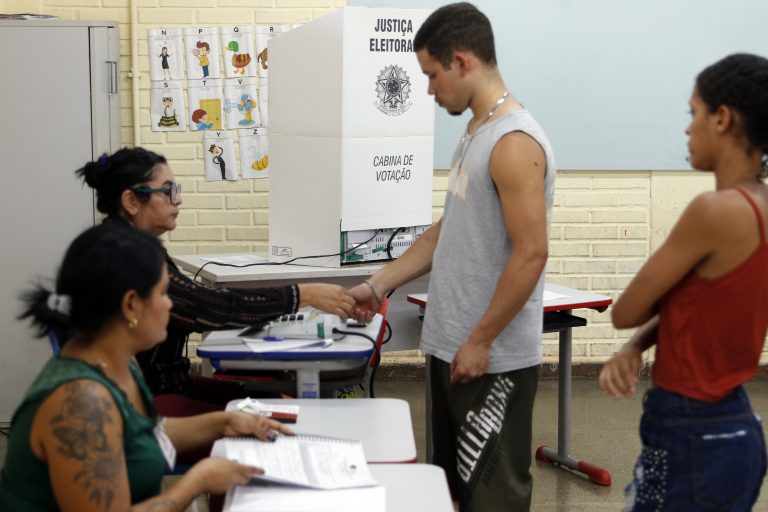 Eleições - eleição - votação - justiça eleitoral - Valparaíso (GO), 06/10/2024 - Eleitores durante dia de votação nas eleições 2024.