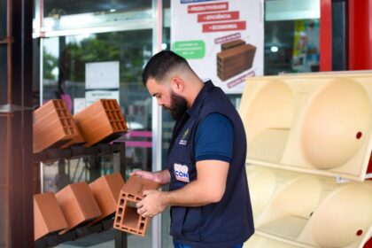 Procon-AM notifica lojas de materiais de construção por venda de tijolos fora dos padrões técnicos