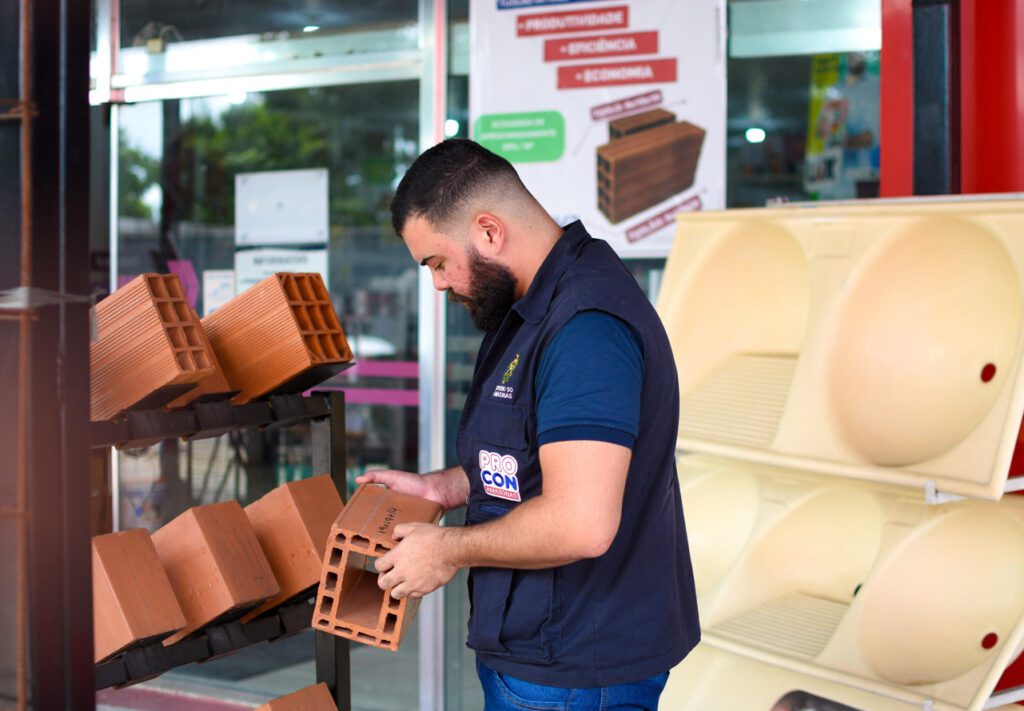 Procon-AM notifica lojas de materiais de construção por venda de tijolos fora dos padrões técnicos