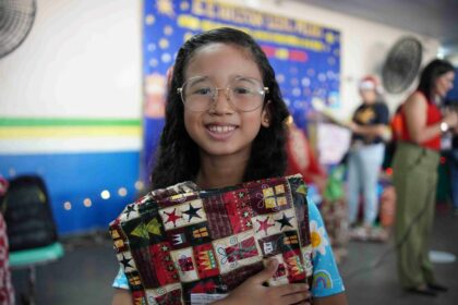 Alunos de escola estadual de Manaus recebem presentes em ação de Natal dos Correios