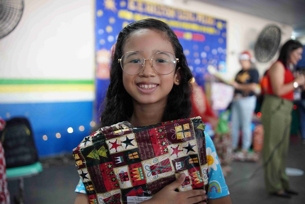 Alunos de escola estadual de Manaus recebem presentes em ação de Natal dos Correios