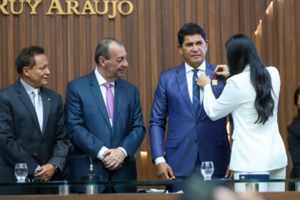 Prefeito de Parintins Bi Garcia recebe Medalha Ruy Araújo na Assembleia Legislativa do Amazonas