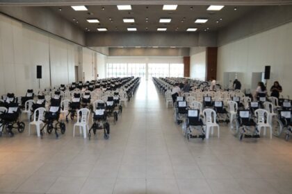 Inclusão sobre Rodas: Usuária de cadeira de rodas celebra novo equipamento doado pelo Governo do Amazonas