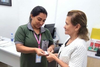 Funcionária terceirizada demonstra honestidade na Semad ao devolver dinheiro encontrado
