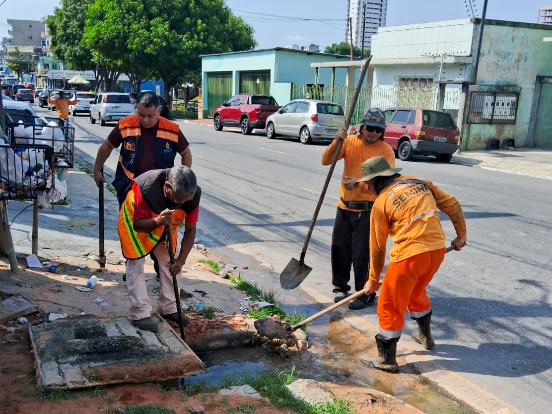Prefeitura de Manaus realiza limpeza e desobstrução nas caixas coletoras na avenida Major Gabriel