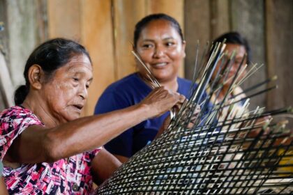 “O artesanato representa nossa cultura e ancestralidade”, diz artesã indígena cadastrada no Programa do Artesanato Amazonense