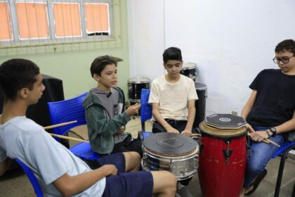 Alunos do curso de percussão do Liceu Claudio Santoro se empenham ao som de ritmos variados