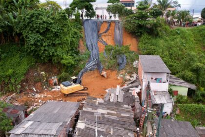 Prefeitura de Manaus atua na área do deslizamento no Redenção