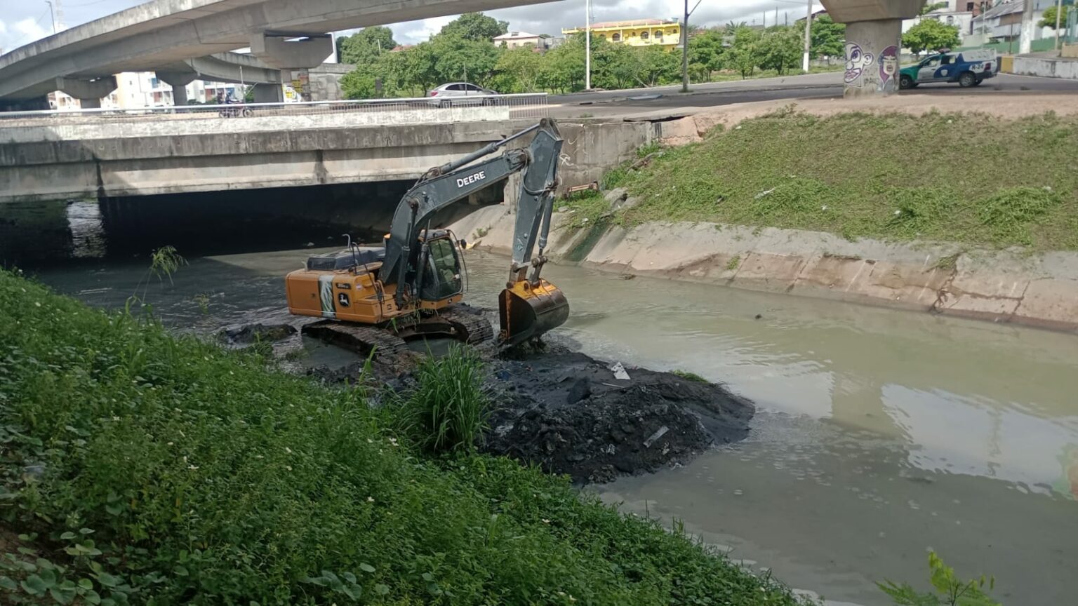 Prefeitura intensifica ações de manutenção no igarapé do 40 para evitar enchentes e melhorar a qualidade de vida da população