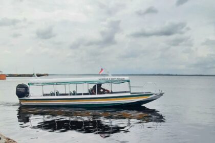 Lancha para monitoramento da qualidade da água em praias