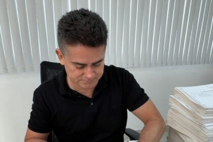 Prefeito David Almeida regulariza 340 imóveis e garante segurança jurídica a moradores da comunidade Coliseu