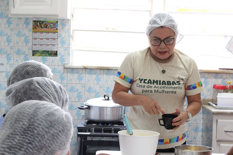 Prefeitura realiza oficina de bolos caseiros na casa Ycamiabas