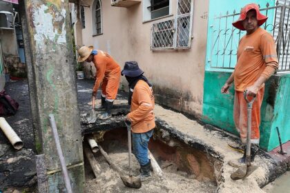 Prefeitura de Manaus trabalha na recuperação da rede de drenagem profunda em beco do bairro Coroado