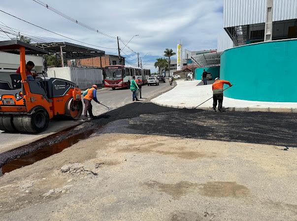 Comunidade Fazendinha, no bairro Cidade de Deus, recebe serviços de recuperação asfáltica
