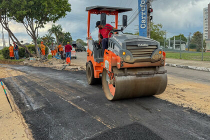 Prefeitura avança em obra de intervenção viária e inicia a aplicação de asfalto na avenida Pedro Teixeira