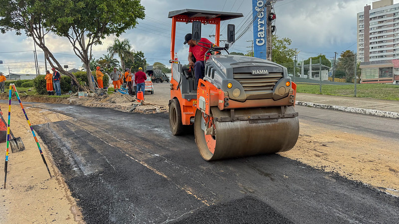 Prefeitura avança em obra de intervenção viária e inicia a aplicação de asfalto na avenida Pedro Teixeira