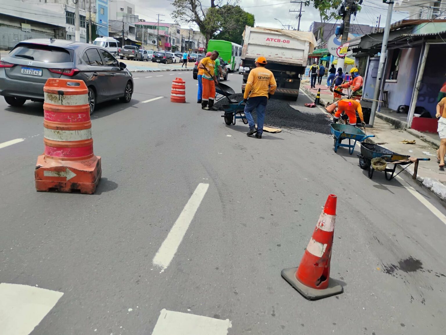 Avenida Constantino Nery recebe serviço de recuperação asfáltica