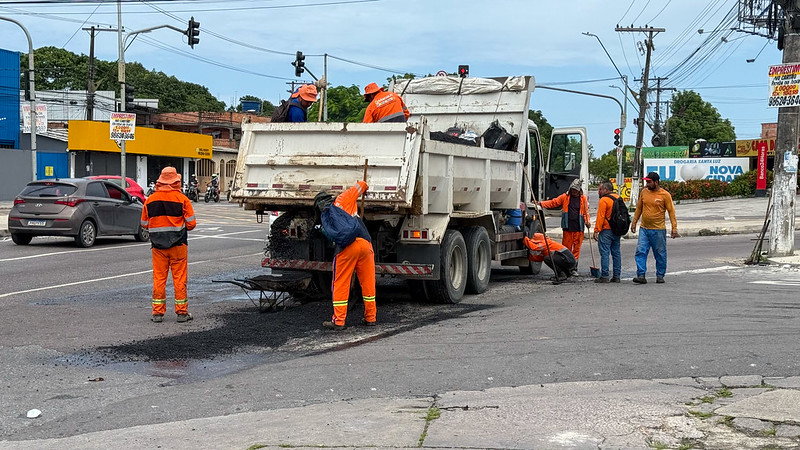 Prefeitura de Manaus trabalha na recuperação asfáltica da avenida Margarita