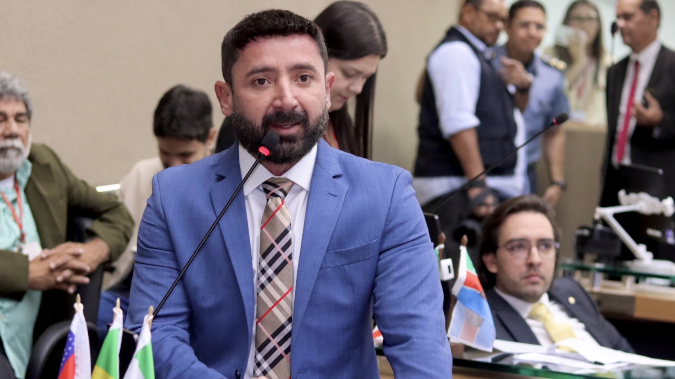 Carlinhos Bessa se posiciona contra veto que impede fornecimento gratuito de medicamentos à base de canabidiol no Amazonas Carlinhos Bessa se posiciona contra veto que impede fornecimento gratuito de medicamentos à base de canabidiol no Amazonas