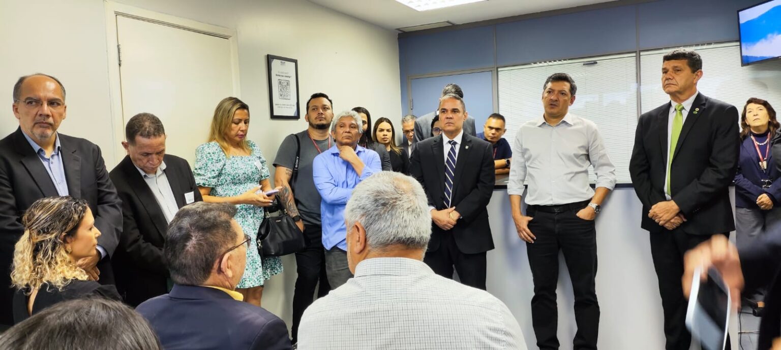 Comandante Dan conduz reunião e audiência em favor da data-base