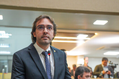 Deputado Thiago Abrahim apresenta projeto de lei para capacitação tecnológica de idosos no Amazonas