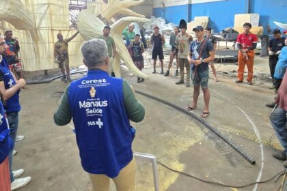 Equipes da prefeitura realizam ações educativas nos galpões de escolas de samba