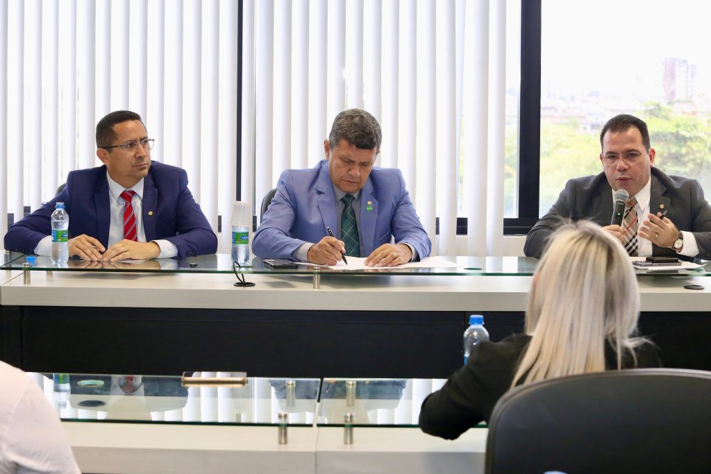 Deputado Daniel Almeida participa de reunião na Assembleia Legislativa em defesa dos vigilantes com salários atrasados Deputado Daniel Almeida participa de reunião na Assembleia Legislativa em defesa dos vigilantes com salários atrasados