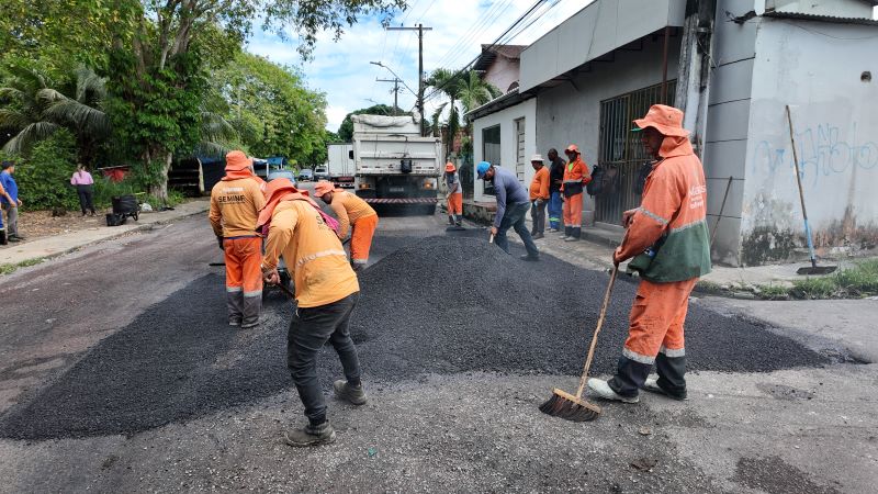 Moradores do bairro Flores comemoram serviço de recuperação asfáltica realizado pela Prefeitura de Manaus
