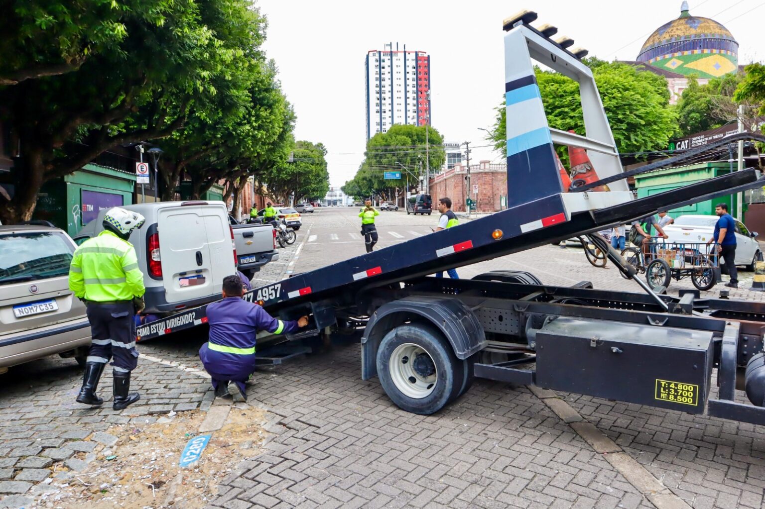 Fiscalização estacionamento irregular e remove veículos do centro