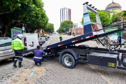 Fiscalização estacionamento irregular e remove veículos do centro