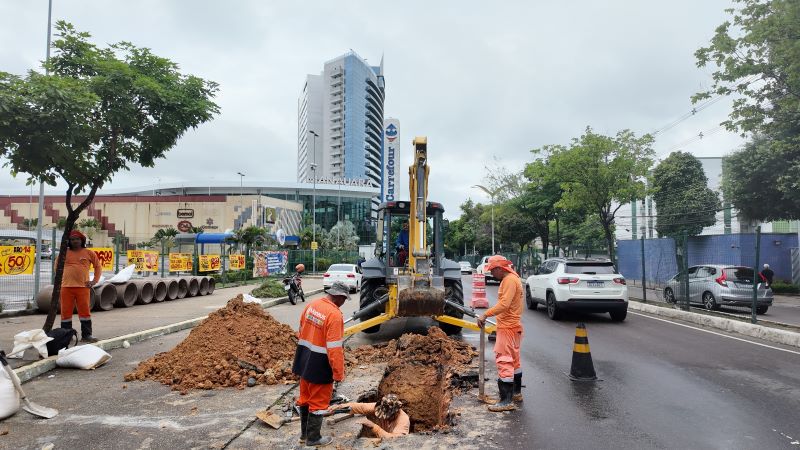 Prefeitura de Manaus recupera rede de drenagem profunda na avenida Jornalista Humberto Calderaro