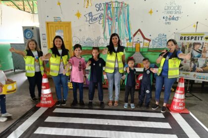 Educação para o trânsito em escola do Tarumã