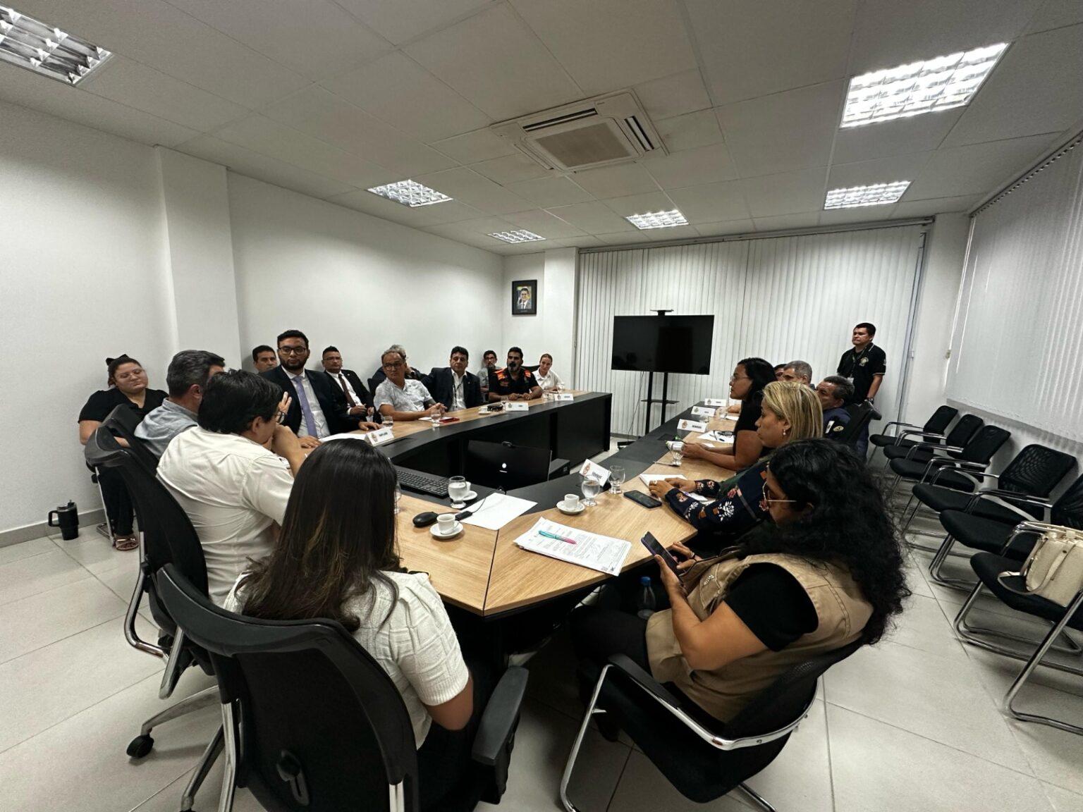 Reunião para operações de despoluição visual na capital