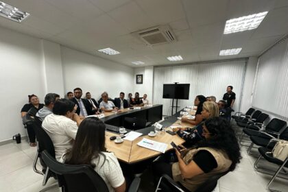 Reunião para operações de despoluição visual na capital