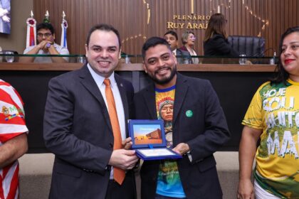 Roberto Cidade homenageia escolas de samba de Manaus durante Sessão Especial e destaca importância da festa para a economia do Estado