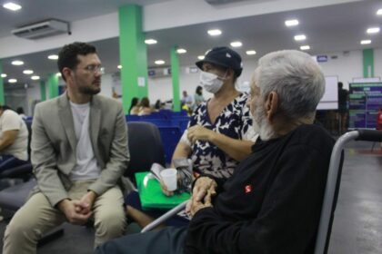 SSP-AM entrega Carteira de Identidade Nacional a idoso de 108 anos, em Manaus