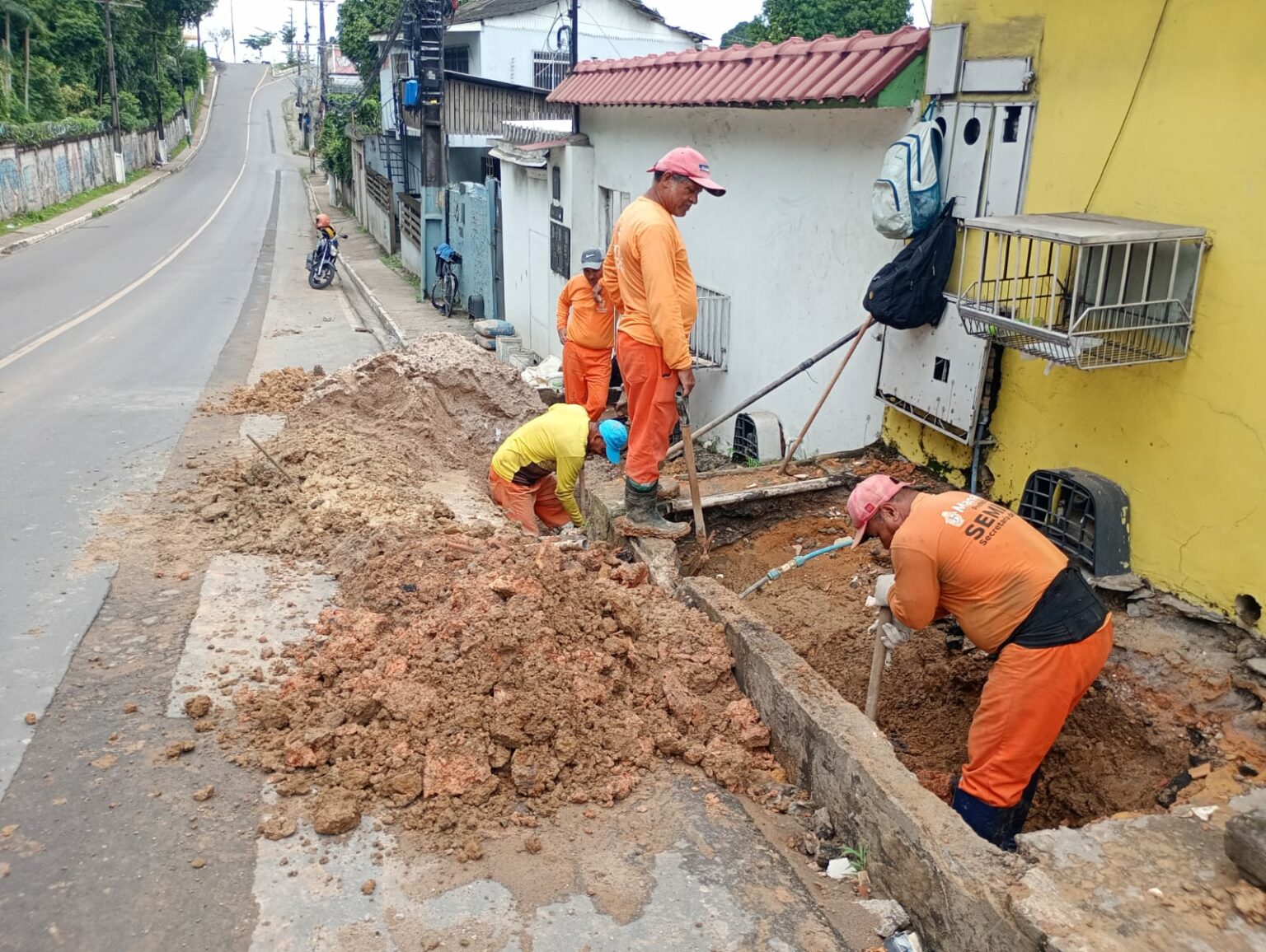 Equipes da prefeitura reforçam trabalhos no bairro Lírio do Vale