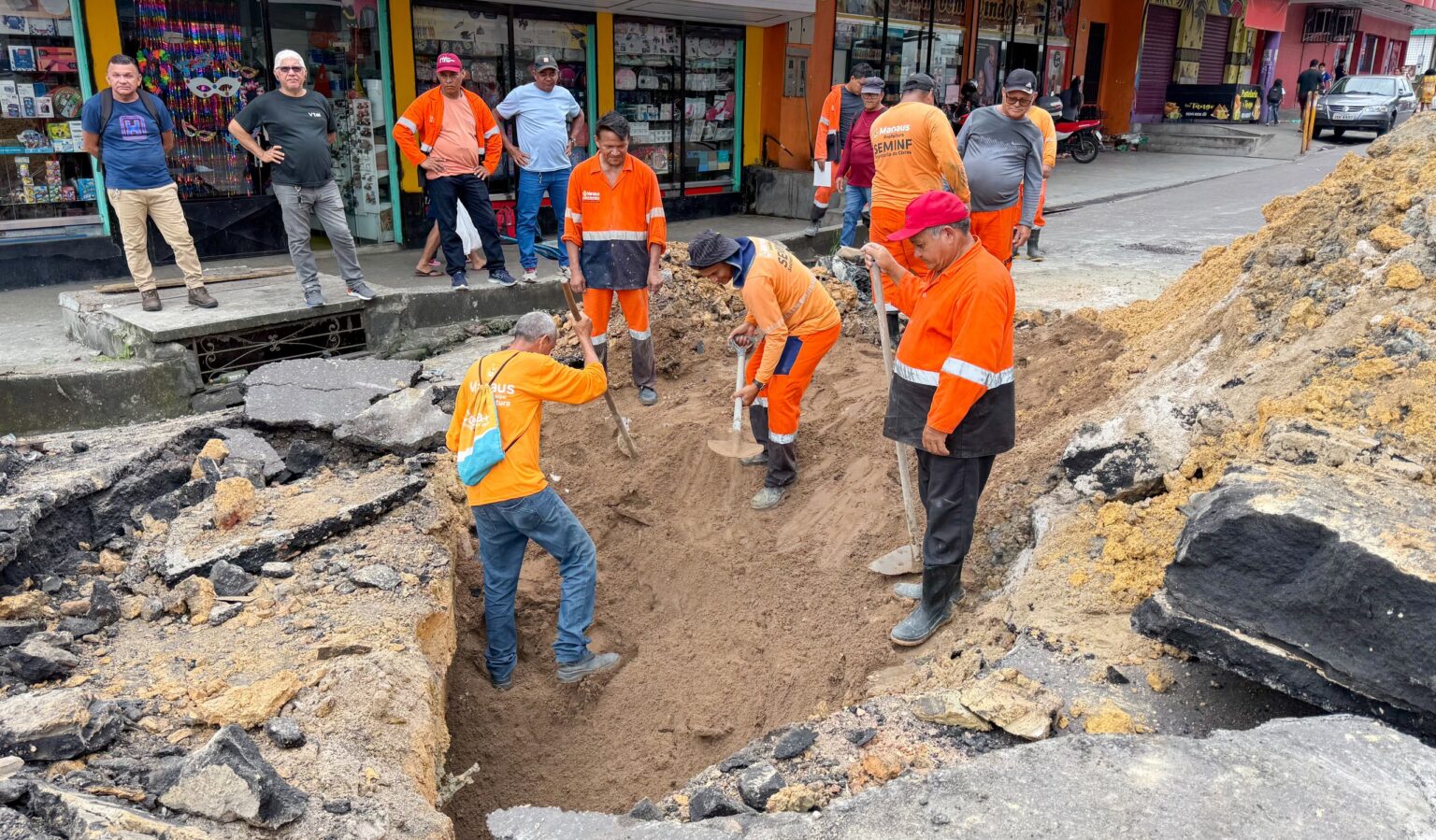 Interdição em rua do Tancredo Neves para recuperar rede de drenagem