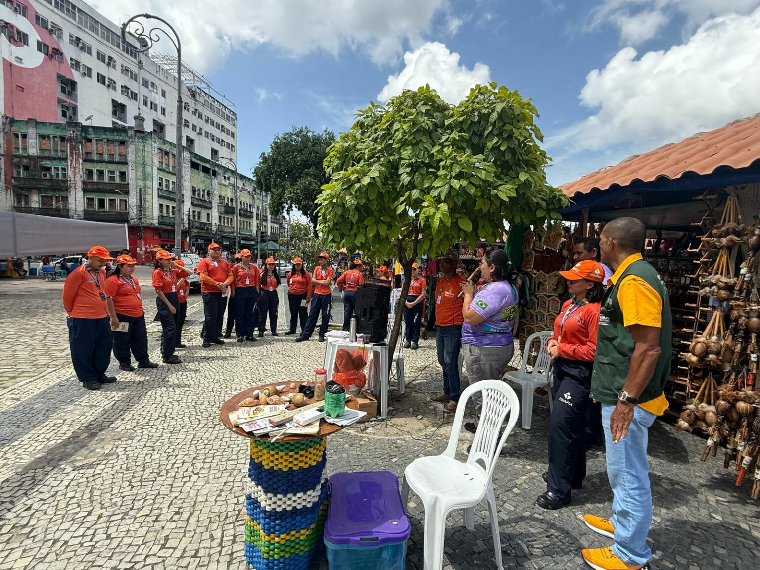 Ação de educação ambiental e cidadania na praça Tenreiro Aranha