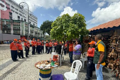 Ação de educação ambiental e cidadania na praça Tenreiro Aranha