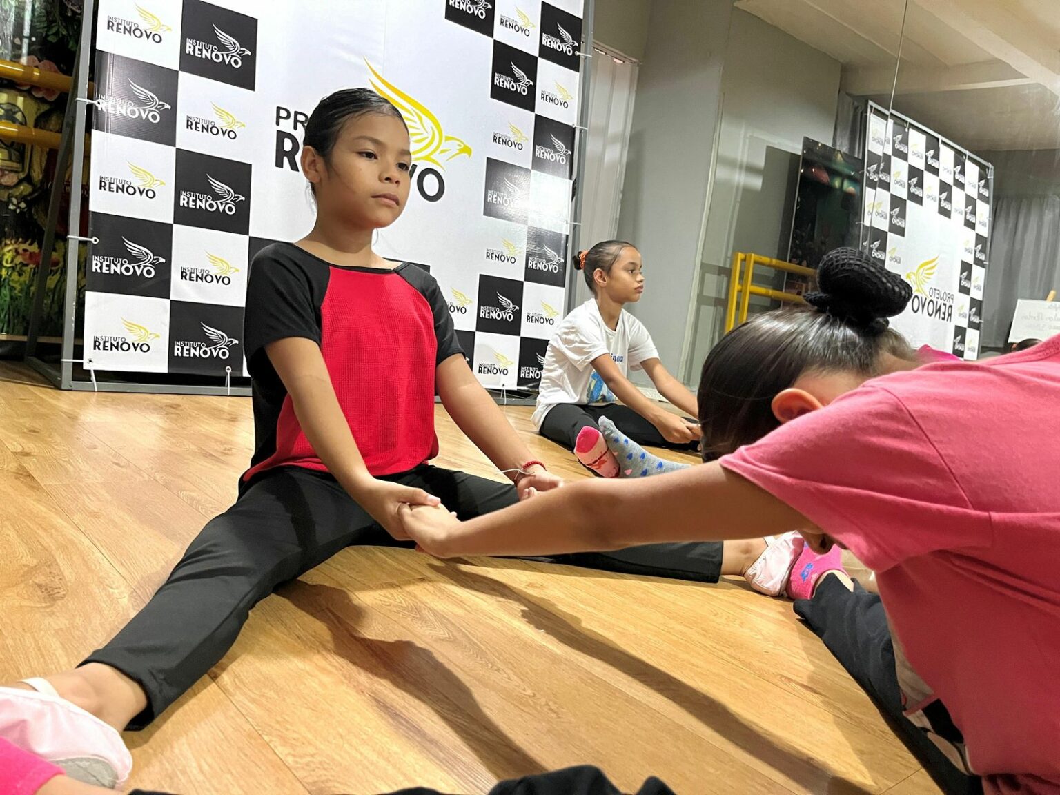 Com apoio da prefeitura, projeto oferece aulas de dança