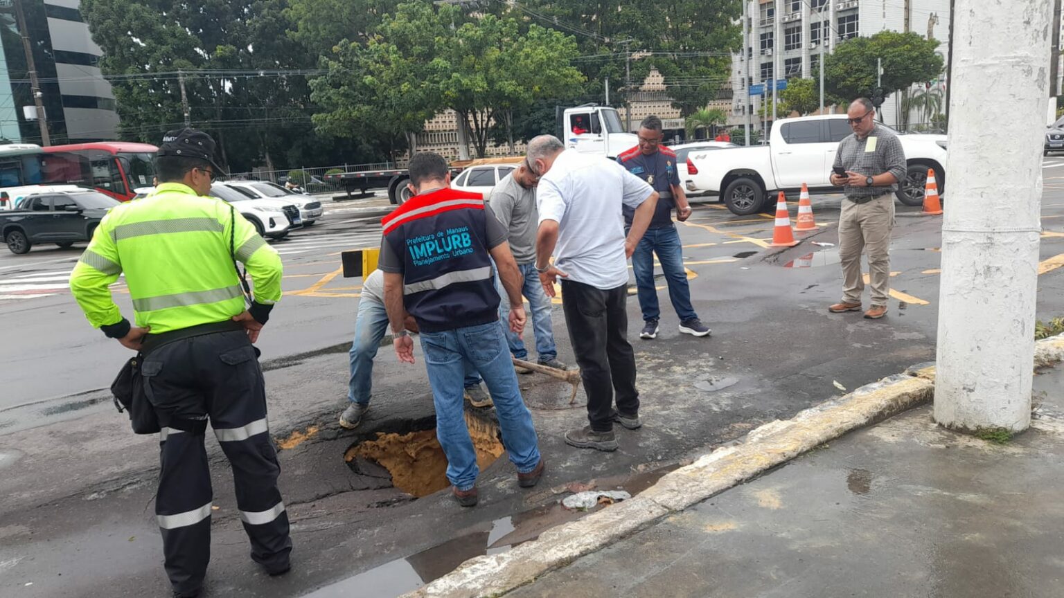 Prefeitura de Manaus atua em afundamento na rua Salvador