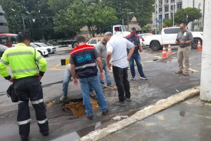 Prefeitura de Manaus atua em afundamento na rua Salvador