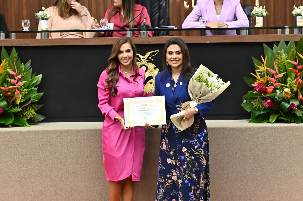 Delegada Juliana Tuma recebe diploma ‘Mulher Cidadã’ por indicação de Débora Menezes Delegada Juliana Tuma recebe diploma ‘Mulher Cidadã’ por indicação de Débora Menezes