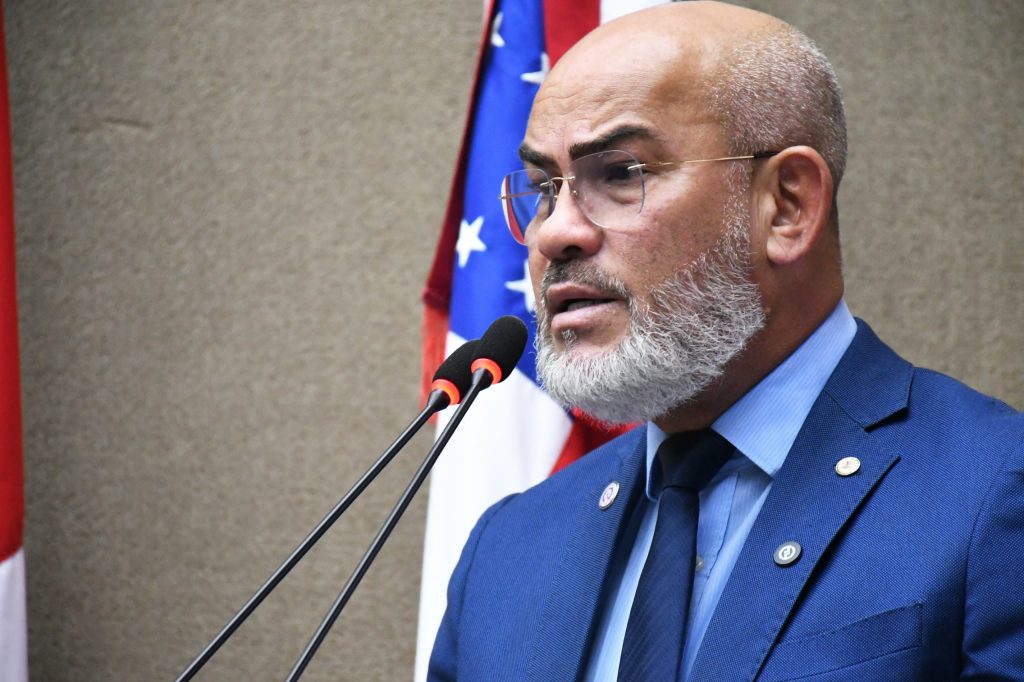 Deputado Cabo Maciel reforça compromisso com a valorização dos educadores Deputado Cabo Maciel reforça compromisso com a valorização dos educadores