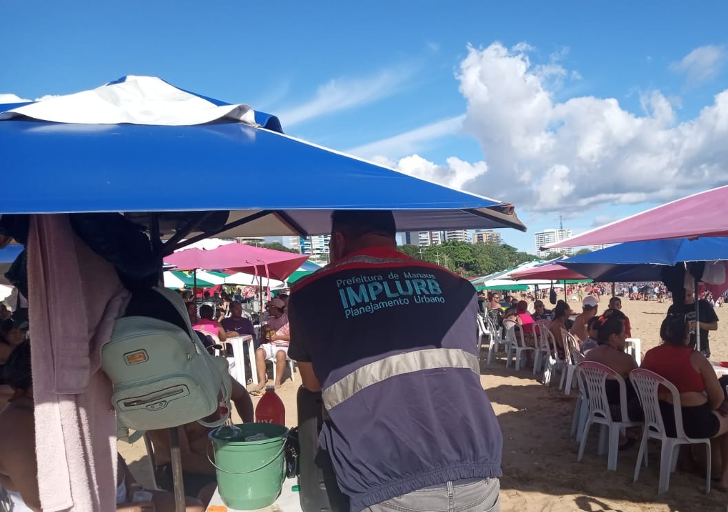 Prefeitura reforça proibição de garrafas de vidro na praia da Ponta Negra