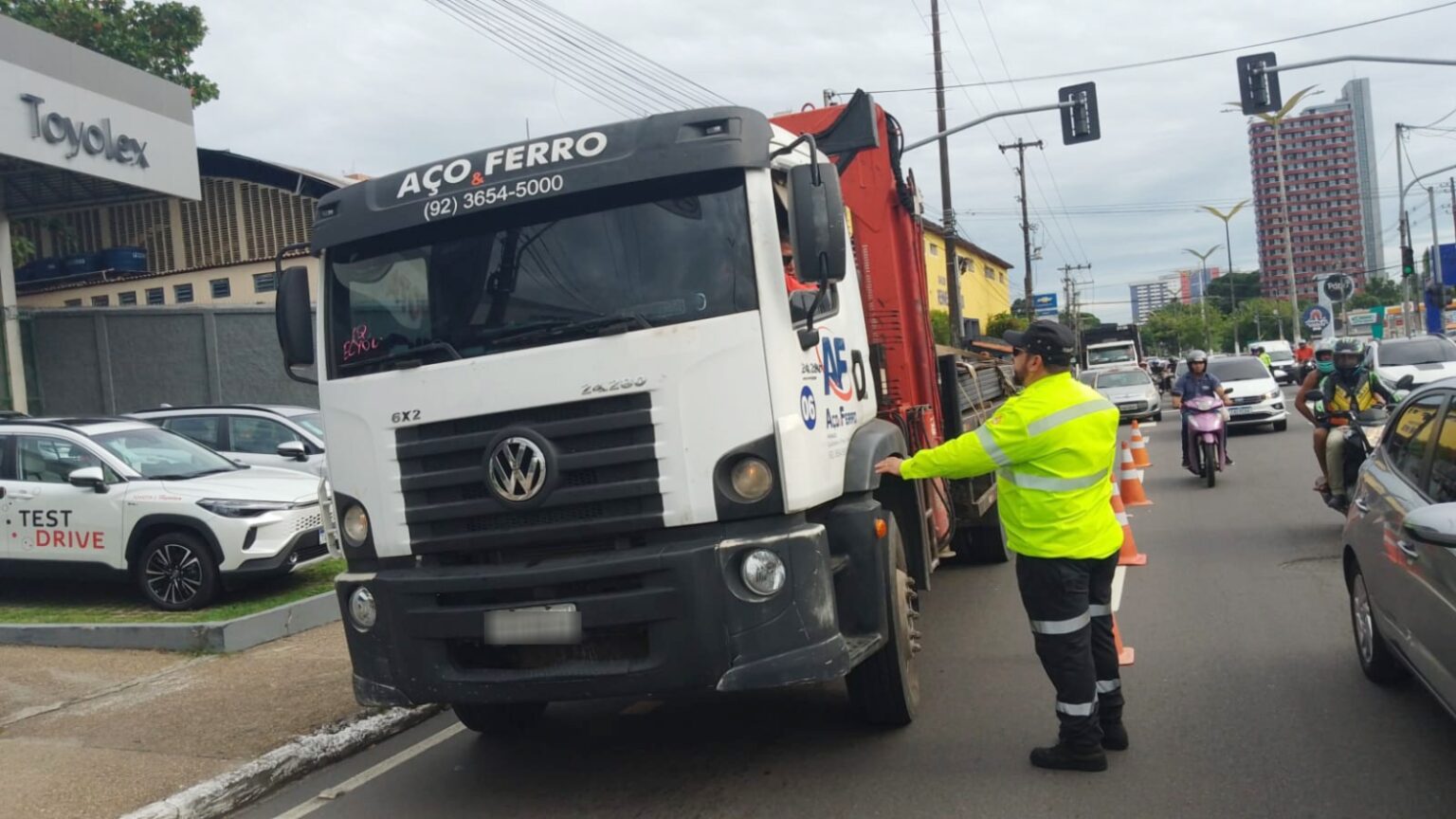 Prefeitura de Manaus monitora fluxo de veículos pesados na avenida Constantino Nery